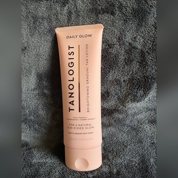 Tanologist Insta Glow Illuminating Body Bronzer / lotion - Picture 1 of 7